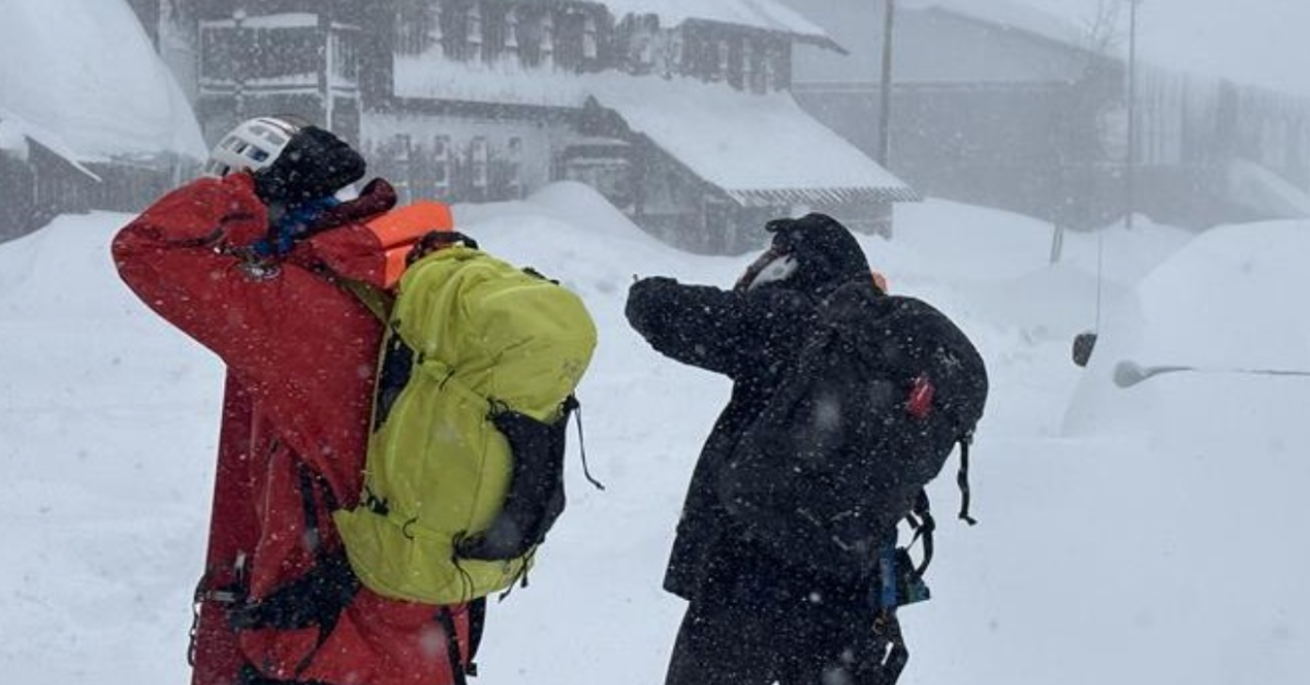 skiers missing after avalanche