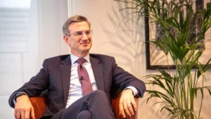 Peter Orszag Hair: Signature Style, Gray Transformation, and Executive Grooming Explained